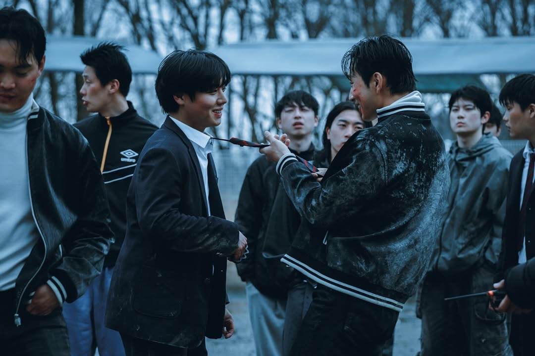 Jihoon tươi rói và "ỏn ẻn" ở hậu trường Weak Hero Class 2, bên cạnh Bae Na Ra. Jihoon tươi rói và "ỏn ẻn" ở hậu trường Weak Hero Class 2, bên cạnh Bae Na Ra.