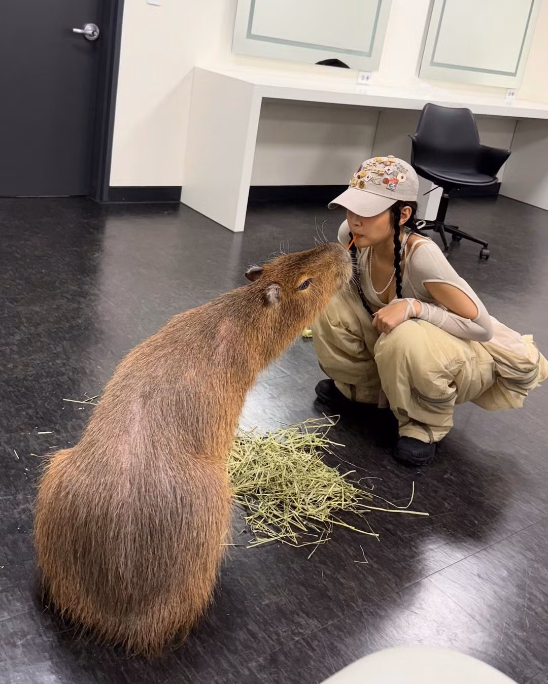5 năm trôi qua, Jennie vẫn mê việc đút cà rốt cho capybara bằng miệng.