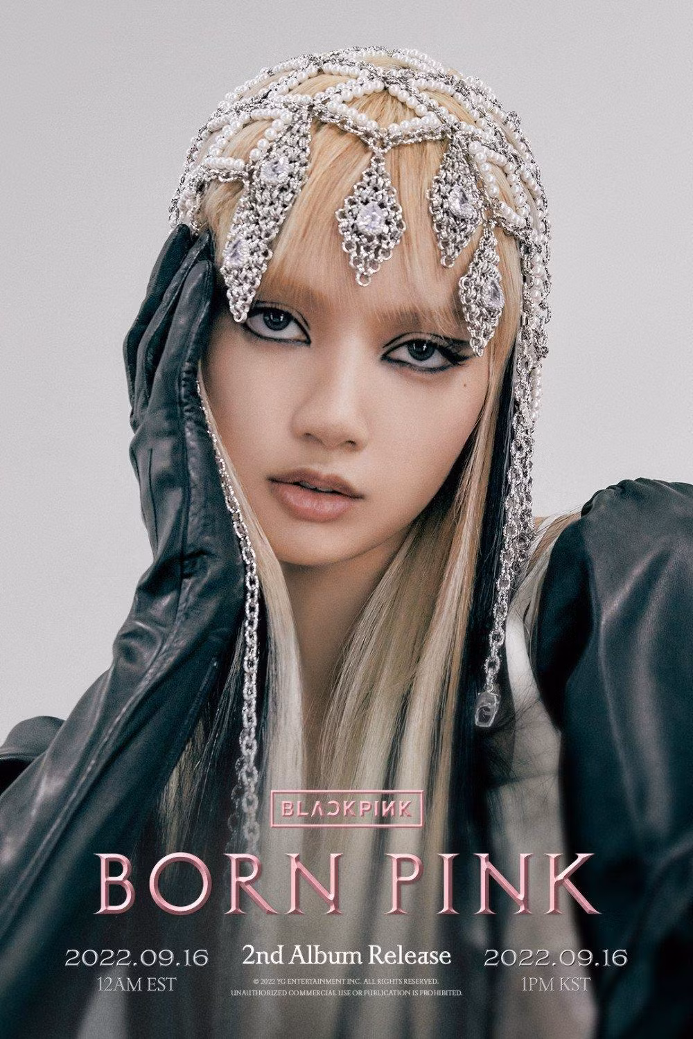 Lisa khiến fan liên tưởng đến nữ hoàng rắn với headpiece độc đáo.