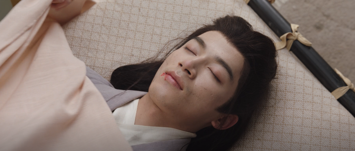 Khang Ninh (Lư Dục Hiểu) khóc thảm thương khi tới nhận xác của Sài An. Khang Ninh (Lư Dục Hiểu) khóc thảm thương khi tới nhận xác của Sài An.