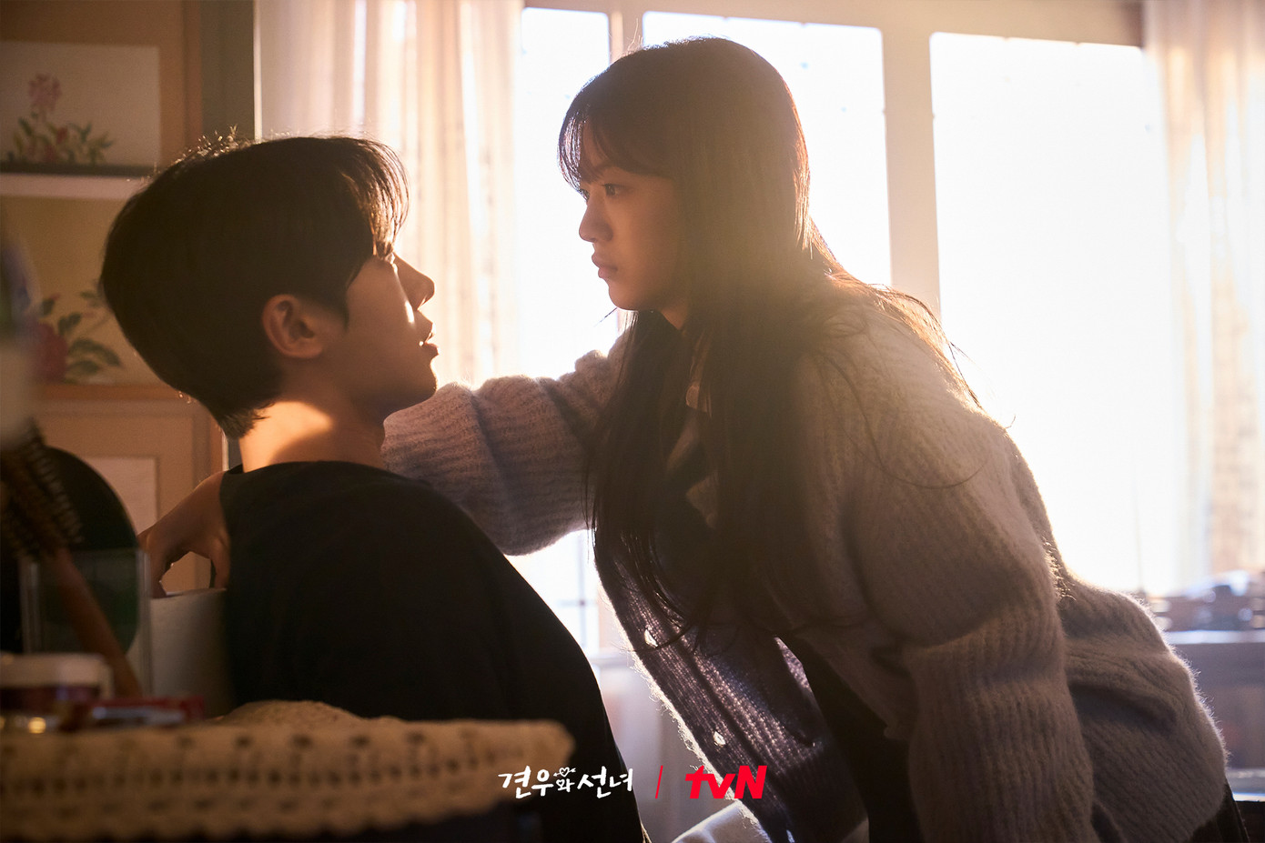 Phản ứng hóa học và diễn xuất của bộ ba Choo Young Woo, Cho Yi Hyun, Cha Kang Yoon chưa có gì để chê. Hiện tại, khán giả thấy Seong A nên đôi với tình đầu "ngoài lạnh trong ấm" Gyeon U tuyệt vời, hay nghĩ lại, phải lòng Ji Ho dịu dàng, ấm áp cũng ổn.