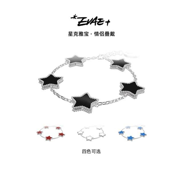 Cận cảnh mẫu vòng được Chi Pu và Lưu Nhã Sắt cùng đeo. Cận cảnh mẫu vòng được Chi Pu và Lưu Nhã Sắt cùng đeo.