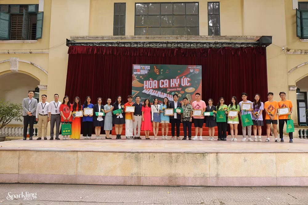Ban giám khảo trao quà và chứng nhận cho các nhà giành giải.