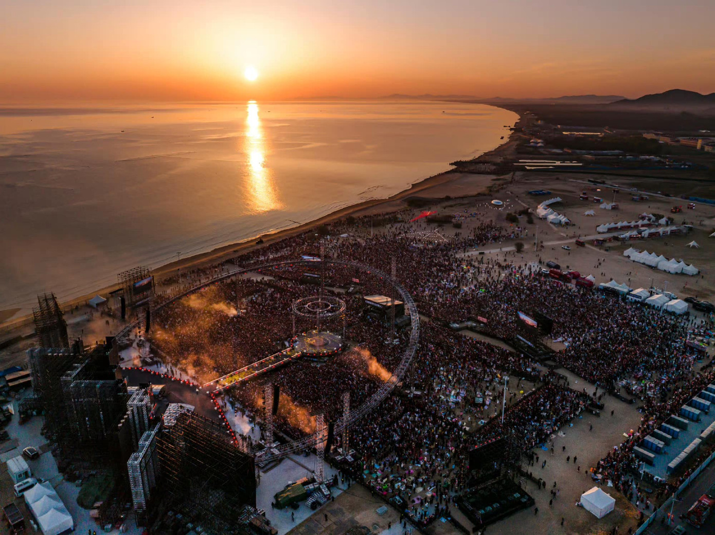 Hoa Thần Vũ đăng tải video ghi lại thời khắc đón bình minh cùng fan tại concert, trên phiên bản đặc biệt dài 15 phút của bài hát Hướng Về Phía Mặt Trời.