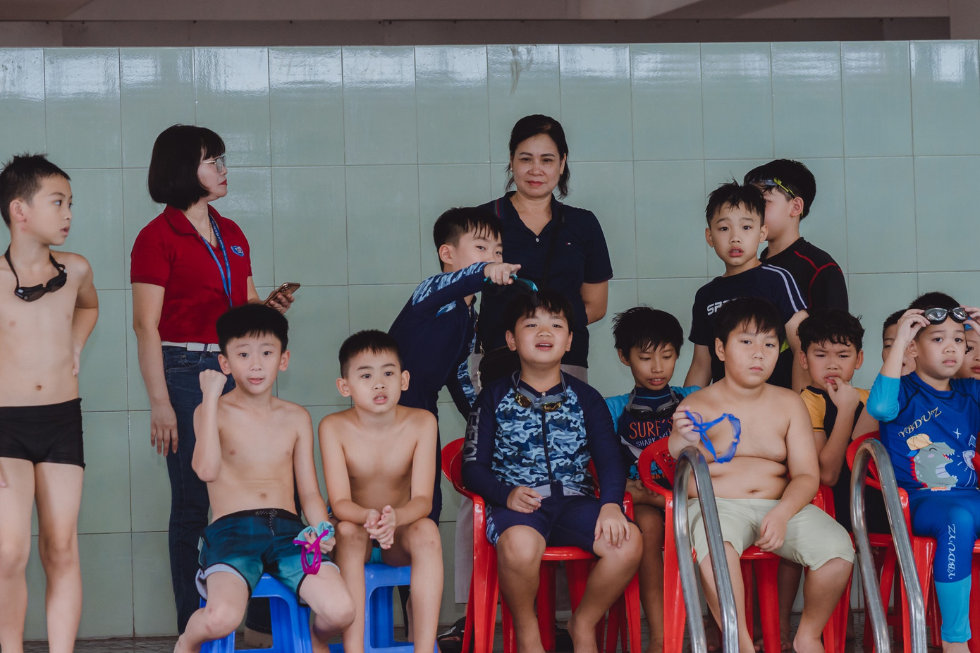 Ngồi ở hàng ghế chờ, tween cũng không rời mắt khỏi trận đấu của bạn bè đồng niên, cổ vũ hết mình cho các "chiến hữu".