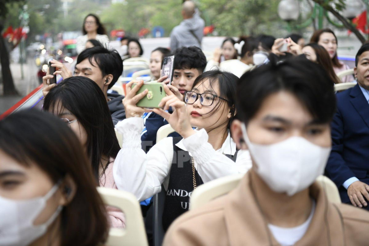 Khung cảnh Hà Nội trong chuyến đi được các bạn sinh viên ghi nhanh vào bộ nhớ điện thoại. - Ảnh: Như Ý Khung cảnh Hà Nội trong chuyến đi được các bạn sinh viên ghi nhanh vào bộ nhớ điện thoại. - Ảnh: Như Ý