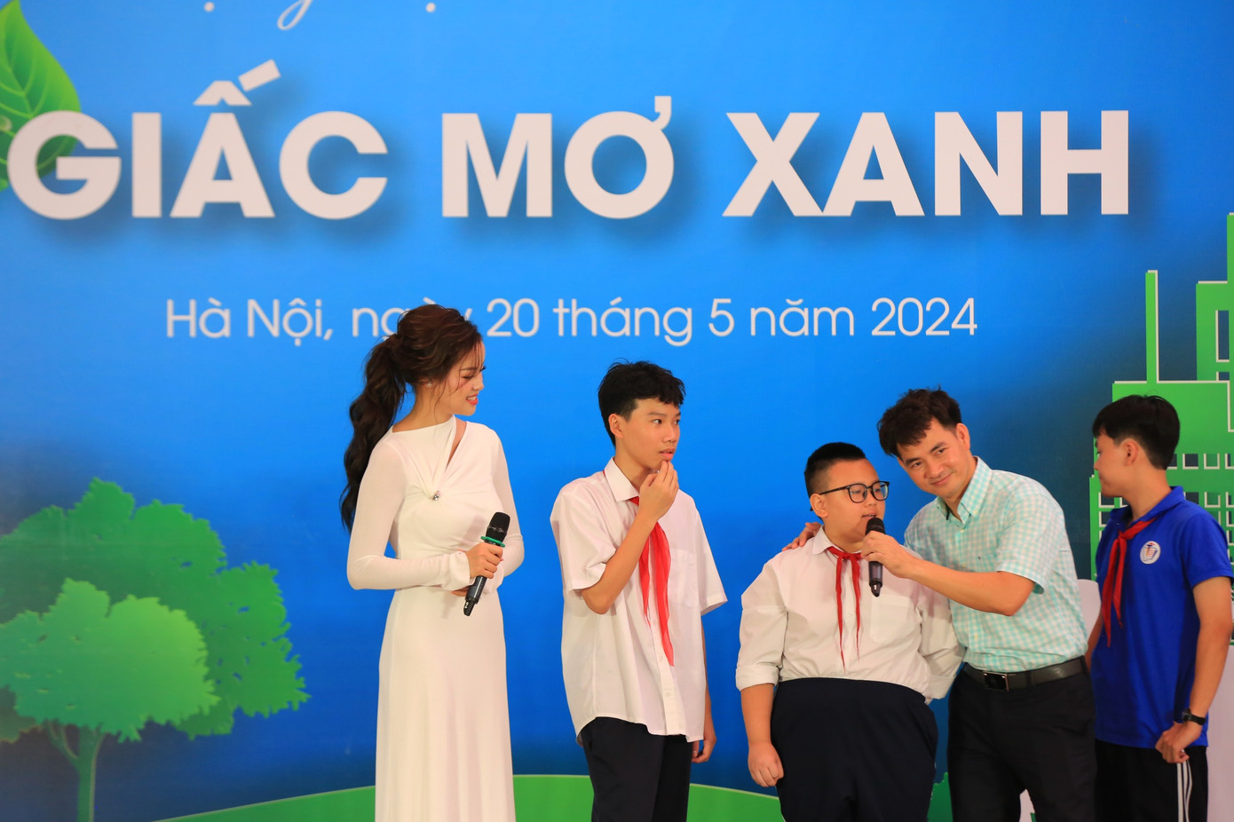 NSND Xuân Bắc, Giám đốc nhà hát kịch Việt Nam và Á hậu 1 Hoa hậu Thế giới Việt Nam 2023 Đào Hiền giao lưu cùng học sinh. 20 học sinh có câu trả lời thú vị được nhận mỗi học sinh 1 phiếu mua hàng tại hệ thống nhà sách của Công ty cổ phần Tiền Phong. Ảnh: Trọng Tài NSND Xuân Bắc, Giám đốc nhà hát kịch Việt Nam và Á hậu 1 Hoa hậu Thế giới Việt Nam 2023 Đào Hiền giao lưu cùng học sinh. 20 học sinh có câu trả lời thú vị được nhận mỗi học sinh 1 phiếu mua hàng tại hệ thống nhà sách của Công ty cổ phần Tiền Phong. Ảnh: Trọng Tài