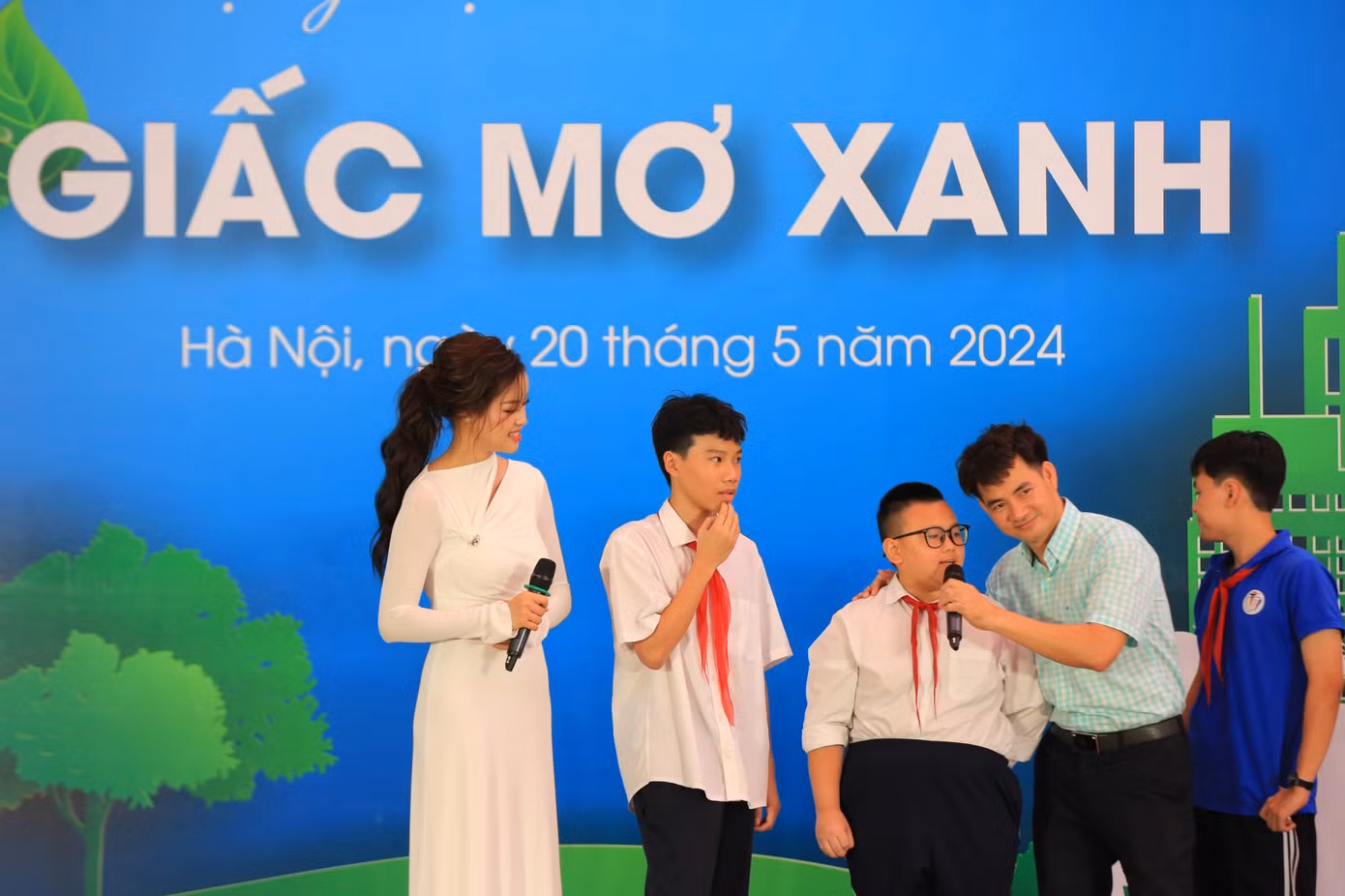 NSND Xuân Bắc, Giám đốc nhà hát kịch Việt Nam và Á hậu 1 Hoa hậu Thế giới Việt Nam 2023 Đào Hiền giao lưu cùng học sinh. 20 học sinh có câu trả lời thú vị được nhận mỗi học sinh 1 phiếu mua hàng tại hệ thống nhà sách của Công ty cổ phần Tiền Phong. Ảnh: Trọng Tài