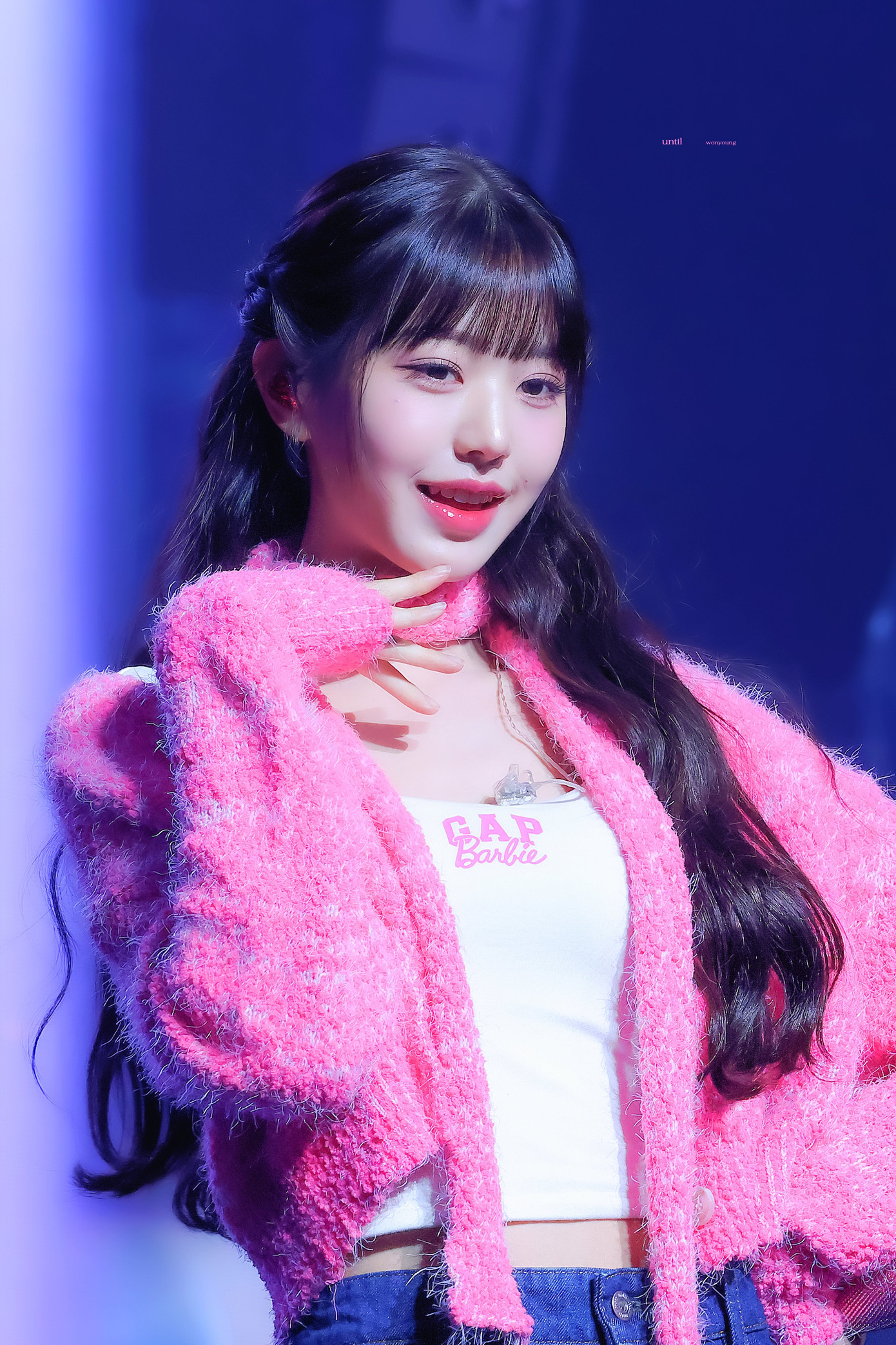 Hình ảnh Won Young khoác cardigan hồng trong concert gây bão từ những ảnh preview đầu tiên vì đẹp như búp bê Barbie.