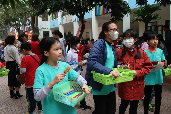 Bán hàng hơi mệt nên "cô chủ nhỏ" phải tranh thủ nạp năng lượng.