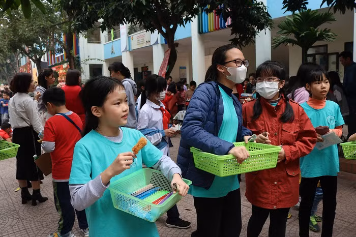 Bán hàng hơi mệt nên "cô chủ nhỏ" phải tranh thủ nạp năng lượng.