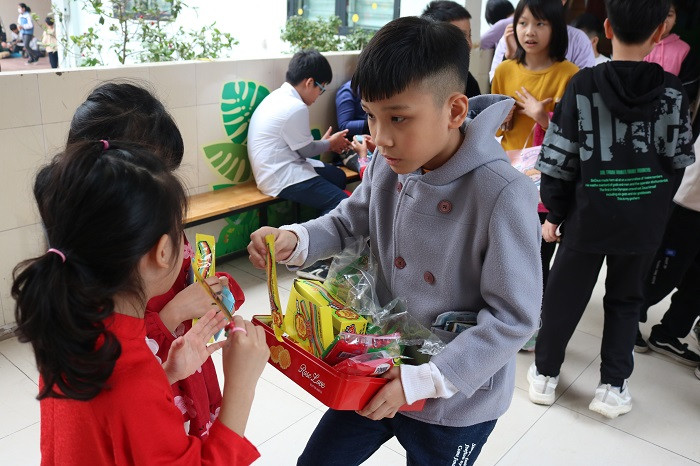 "Người bán hàng nhí" tận tình tư vấn món đồ và giá cả cho "khách thăm chợ".