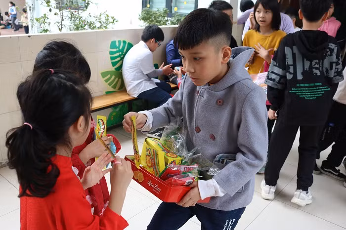 "Người bán hàng nhí" tận tình tư vấn món đồ và giá cả cho "khách thăm chợ".