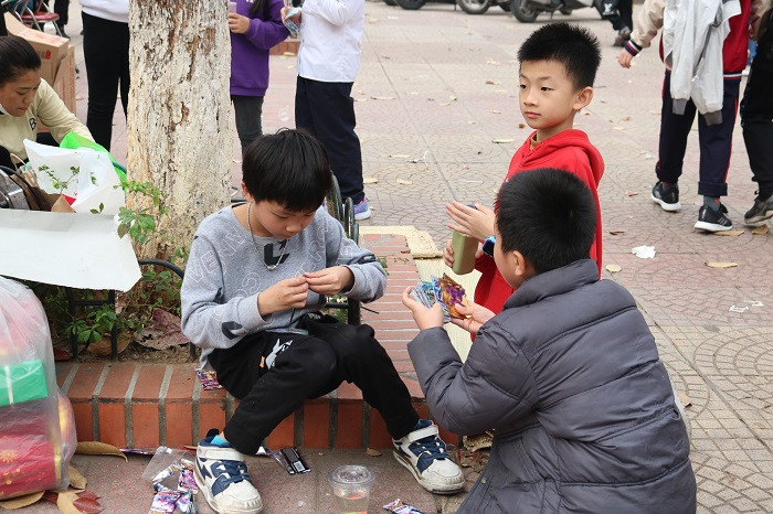 Tween sau khi mua được những món đồ như ý ngồi quây quần lại để cùng chơi, cùng "kiểm kê" ngân sách, cũng như số vật phẩm có được.