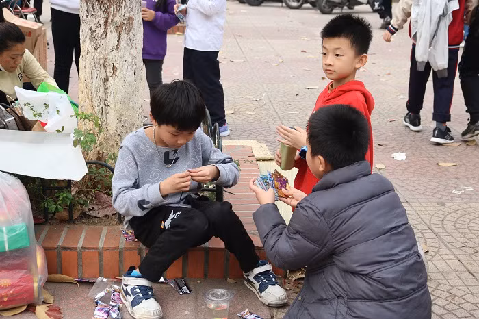 Tween sau khi mua được những món đồ như ý ngồi quây quần lại để cùng chơi, cùng "kiểm kê" ngân sách, cũng như số vật phẩm có được.