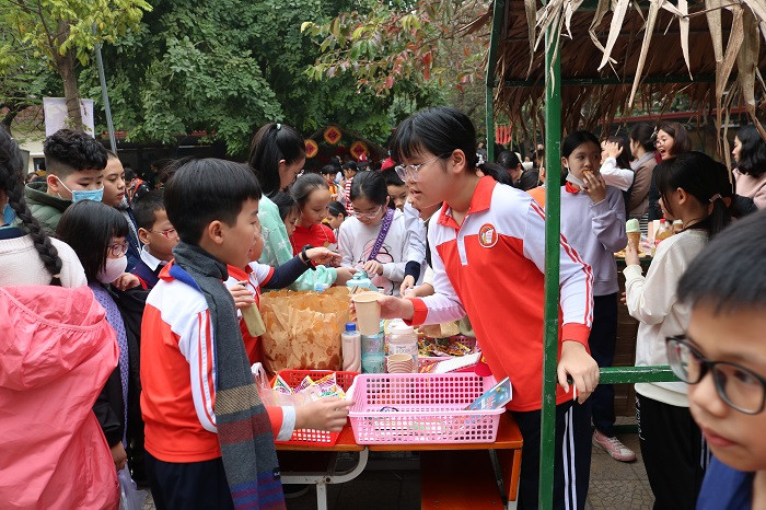 "Cô chủ nhỏ" với quầy bán đồ ăn sẵn sàng chiều lòng mọi vị khách ghé qua.