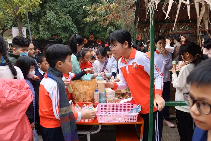 "Cô chủ nhỏ" với quầy bán đồ ăn sẵn sàng chiều lòng mọi vị khách ghé qua.