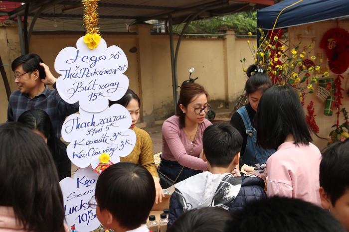 Giá cả "cực mềm" chỉ có riêng tại "Hội chợ Xuân yêu thương" trường Tiểu học Nam Thành Công để tween thỏa sức mua sắm.