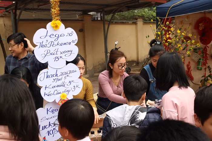 Giá cả "cực mềm" chỉ có riêng tại "Hội chợ Xuân yêu thương" trường Tiểu học Nam Thành Công để tween thỏa sức mua sắm.