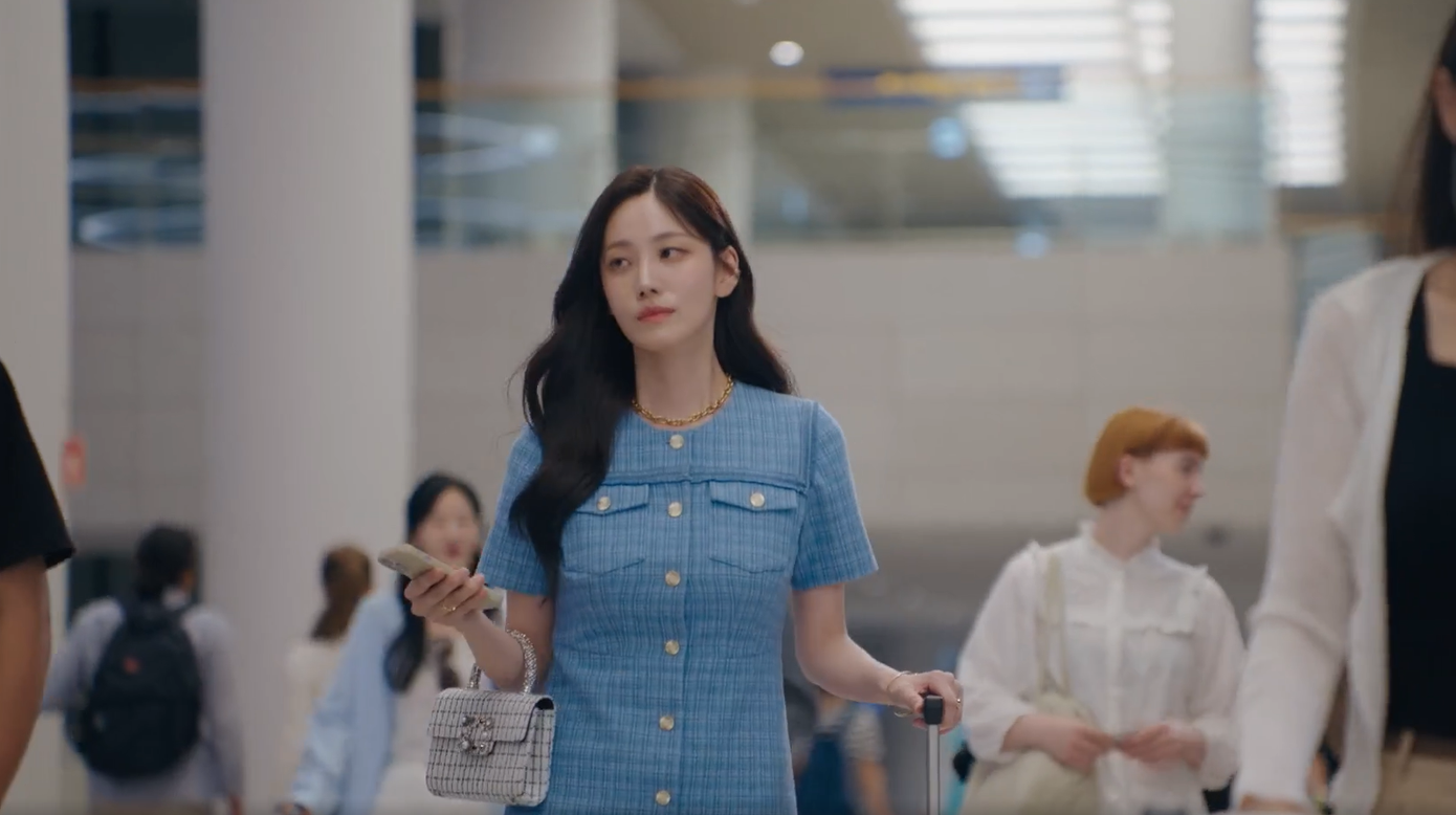 Hong In Ah là con gái ruột của chủ tịch Nhật báo Chung Won, là người vợ được định sẵn của Sa Eon. Hong In Ah là con gái ruột của chủ tịch Nhật báo Chung Won, là người vợ được định sẵn của Sa Eon.