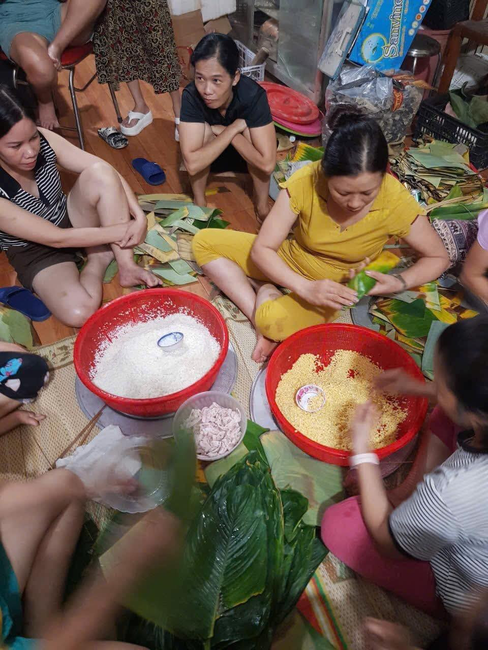 Một góc nhỏ ở Tân Yên (Bắc Giang), người dân cùng gói bánh chưng, bánh gai để gửi đi cứu trợ. - Ảnh: Huyền Trang Một góc nhỏ ở Tân Yên (Bắc Giang), người dân cùng gói bánh chưng, bánh gai để gửi đi cứu trợ. - Ảnh: Huyền Trang