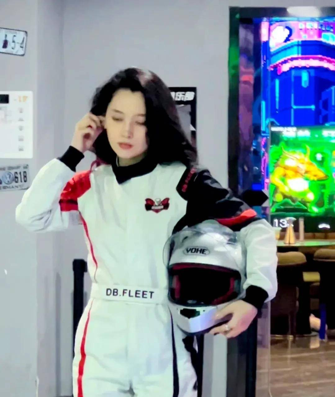 Theo những thông tin từ tài khoản mạng xã hội của cô, Lý Kiều có niềm yêu thích với xe đua. Theo những thông tin từ tài khoản mạng xã hội của cô, Lý Kiều có niềm yêu thích với xe đua.