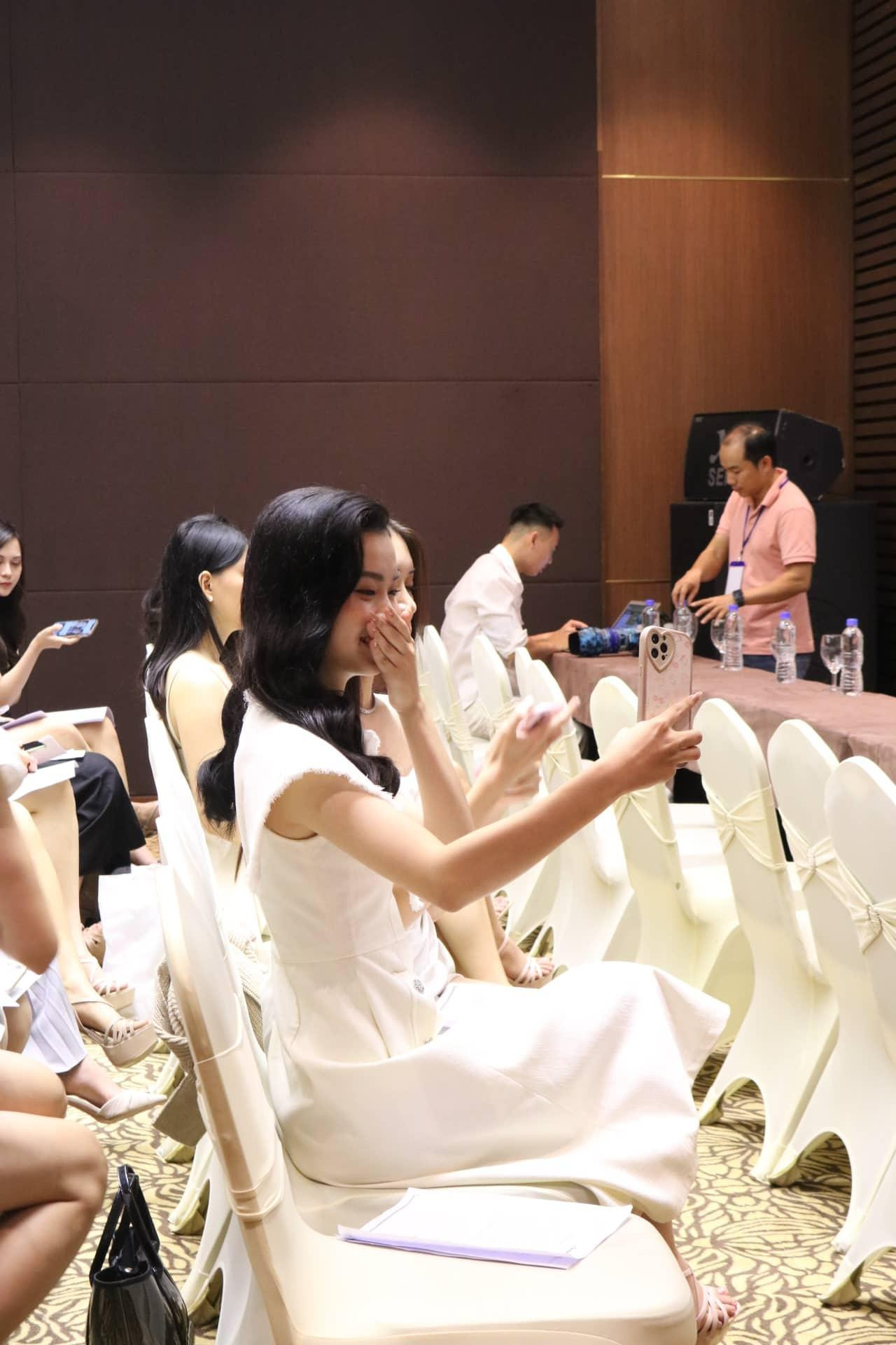 Một số thí sinh tranh thủ liên hệ với người thân, quay clip/ chụp ảnh selfie, hoặc trò chuyện, kết bạn... trong thời gian chờ vào phỏng vấn. Một số thí sinh tranh thủ liên hệ với người thân, quay clip/ chụp ảnh selfie, hoặc trò chuyện, kết bạn... trong thời gian chờ vào phỏng vấn.