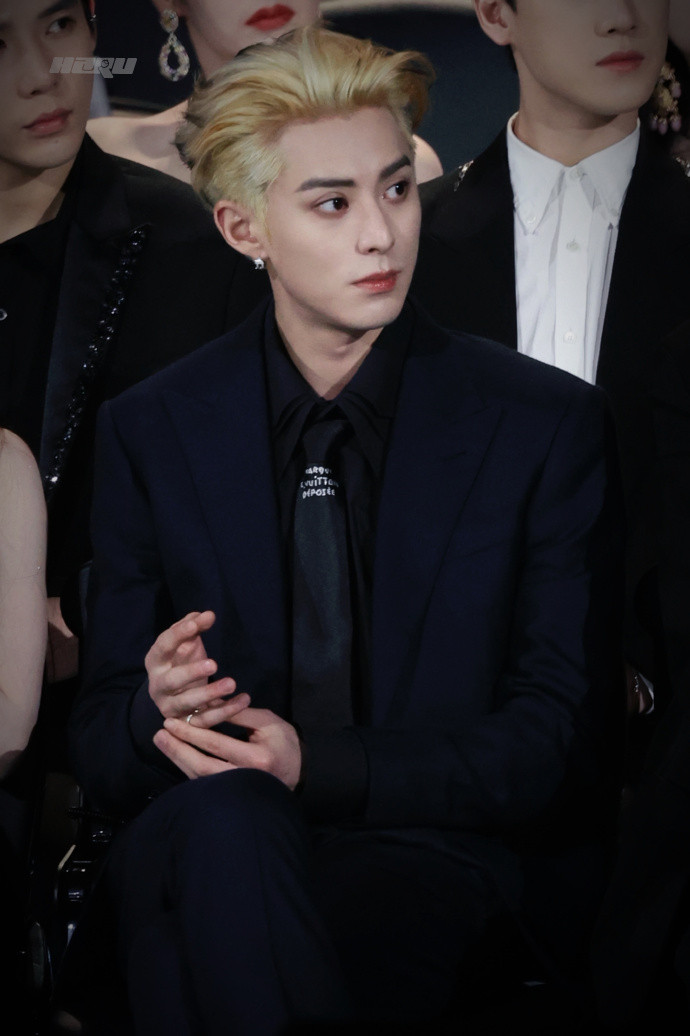 Vương Hạc Đệ nổi bật với màu tóc tẩy, loạt ảnh cận càng cho thấy rõ khí chất như tiểu thiếu gia nổi loạn nhà hào môn.