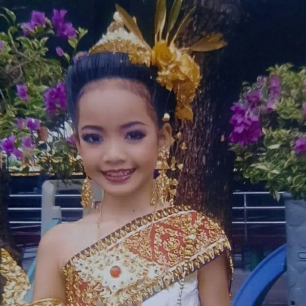 Khung hình Lisa mặc trang phục truyền thống cũng khiến bức ảnh hồi nhỏ của cô viral trở lại. Fan nhận ra đường nét gương mặt của cô không thay đổi quá nhiều so với lúc bé. Khung hình Lisa mặc trang phục truyền thống cũng khiến bức ảnh hồi nhỏ của cô viral trở lại. Fan nhận ra đường nét gương mặt của cô không thay đổi quá nhiều so với lúc bé.