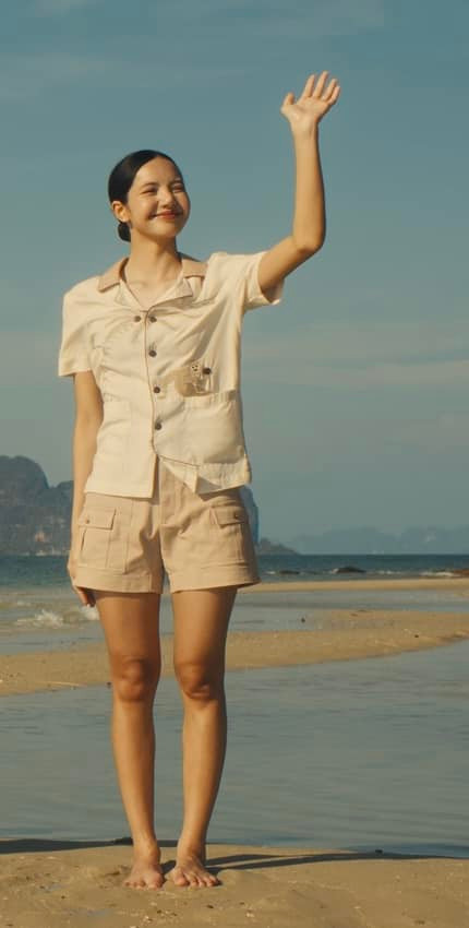 Tạo hình tóc búi thấp, vén mái, rẽ ngôi này đã được tiết lộ trong teaser đăng ngày 11/11. Tạo hình tóc búi thấp, vén mái, rẽ ngôi này đã được tiết lộ trong teaser đăng ngày 11/11.