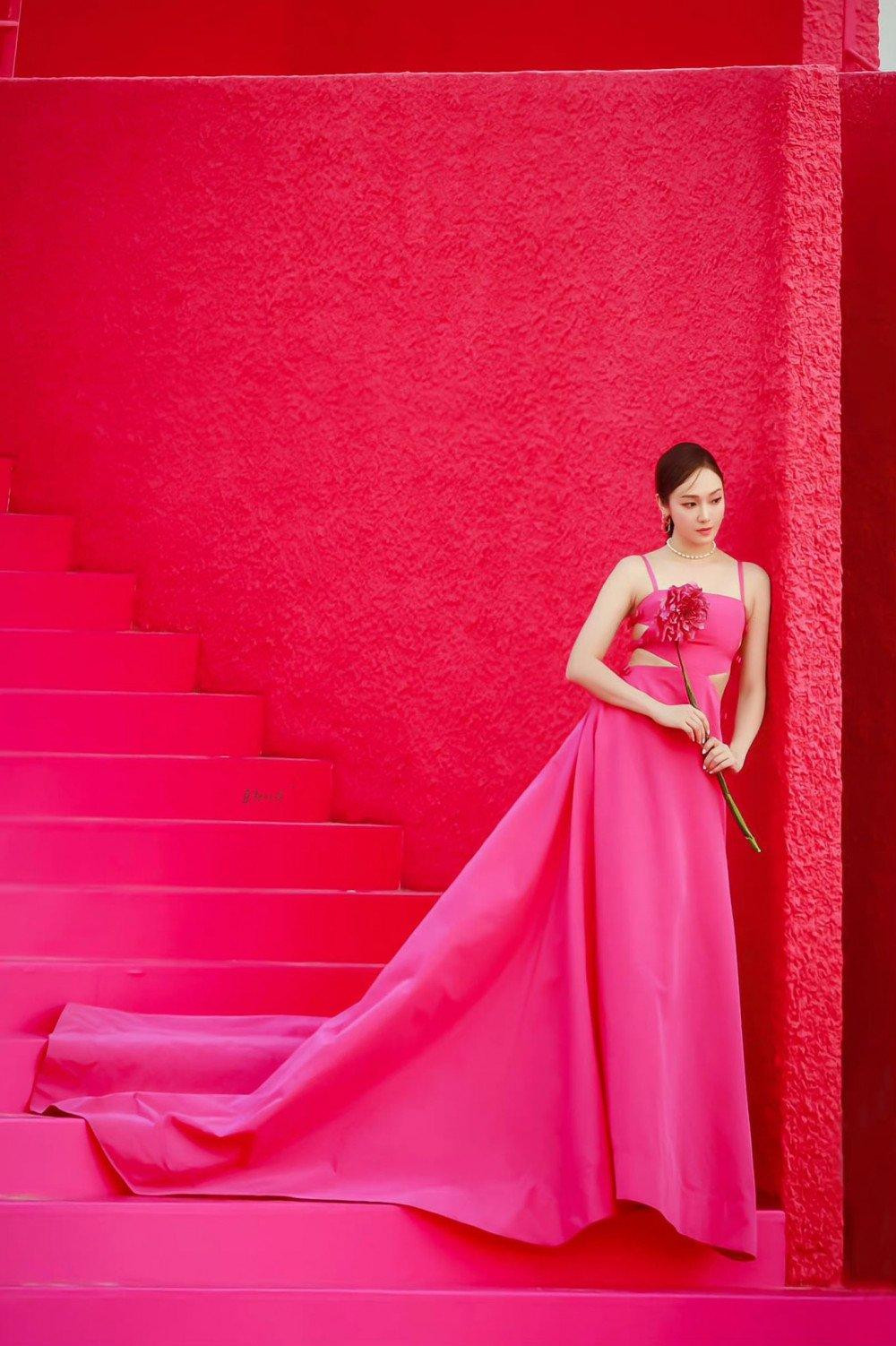 Jessica là một trong những ngôi sao nổi bật tại sự kiện. Cô xuất hiện với chiếc váy cut-out khoe eo, nằm trong bộ sưu tập PP 2023 của Valentino.