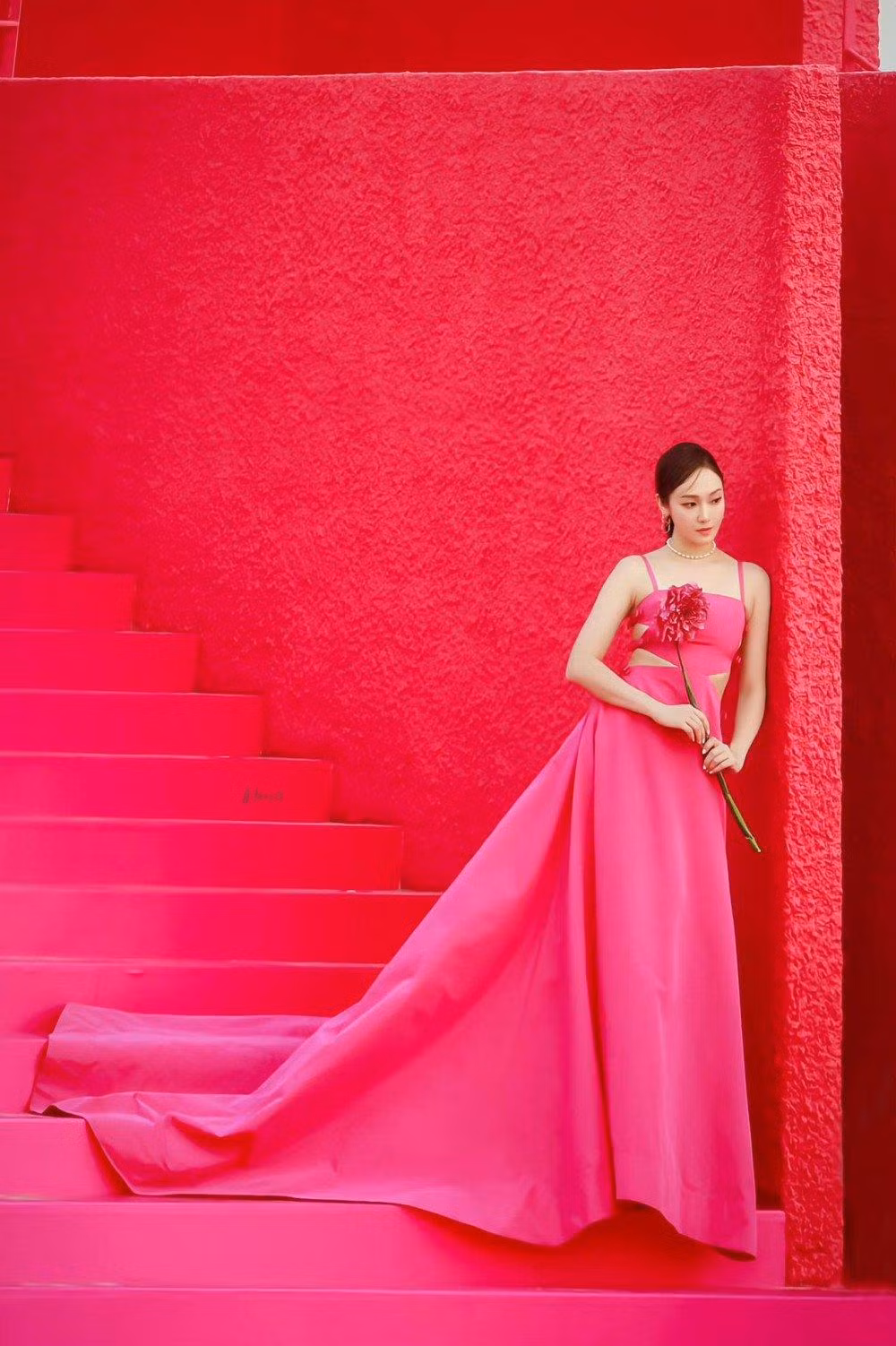 Jessica là một trong những ngôi sao nổi bật tại sự kiện. Cô xuất hiện với chiếc váy cut-out khoe eo, nằm trong bộ sưu tập PP 2023 của Valentino.