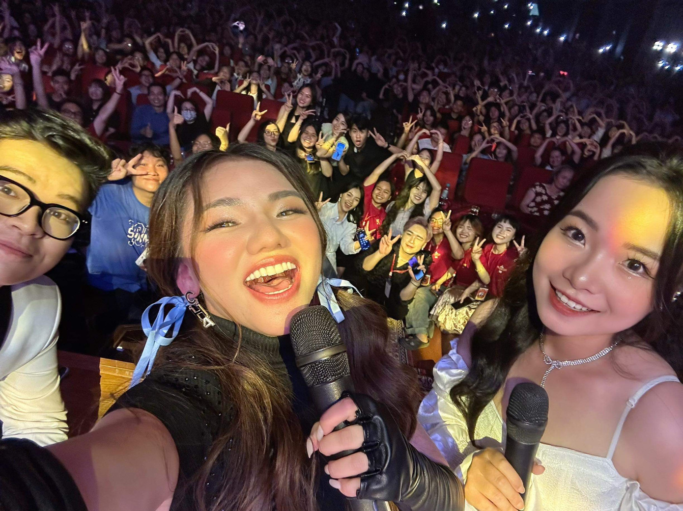 Cô còn tranh thủ ghi lại khoảnh khắc đáng nhớ trên sân khấu cùng AJC.