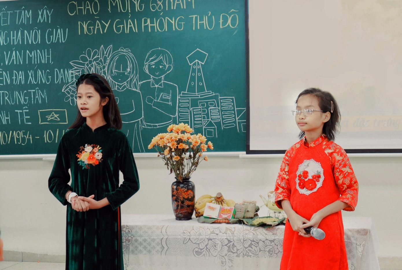 Trang phục truyền thống như áo dài, áo tứ thân được teen Nguyễn Du lựa chọn để tăng độ tự tin và làm nổi bật hơn nét đẹp văn hóa người Hà Nội và Việt Nam khi thuyết trình.