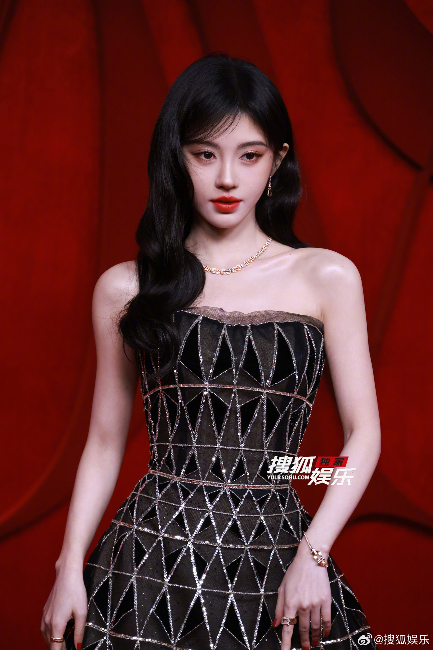 Không có "rắn quấn", Cúc Tịnh Y vẫn được khen đẹp như thần nữ trên thảm đỏ Đêm hội Bazaar.