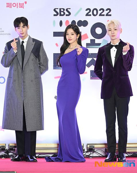 Key (SHINee), Cha Eun Woo (ASTRO) và Yujin (IVE) đảm nhiệm vị trí host của chương trình.
