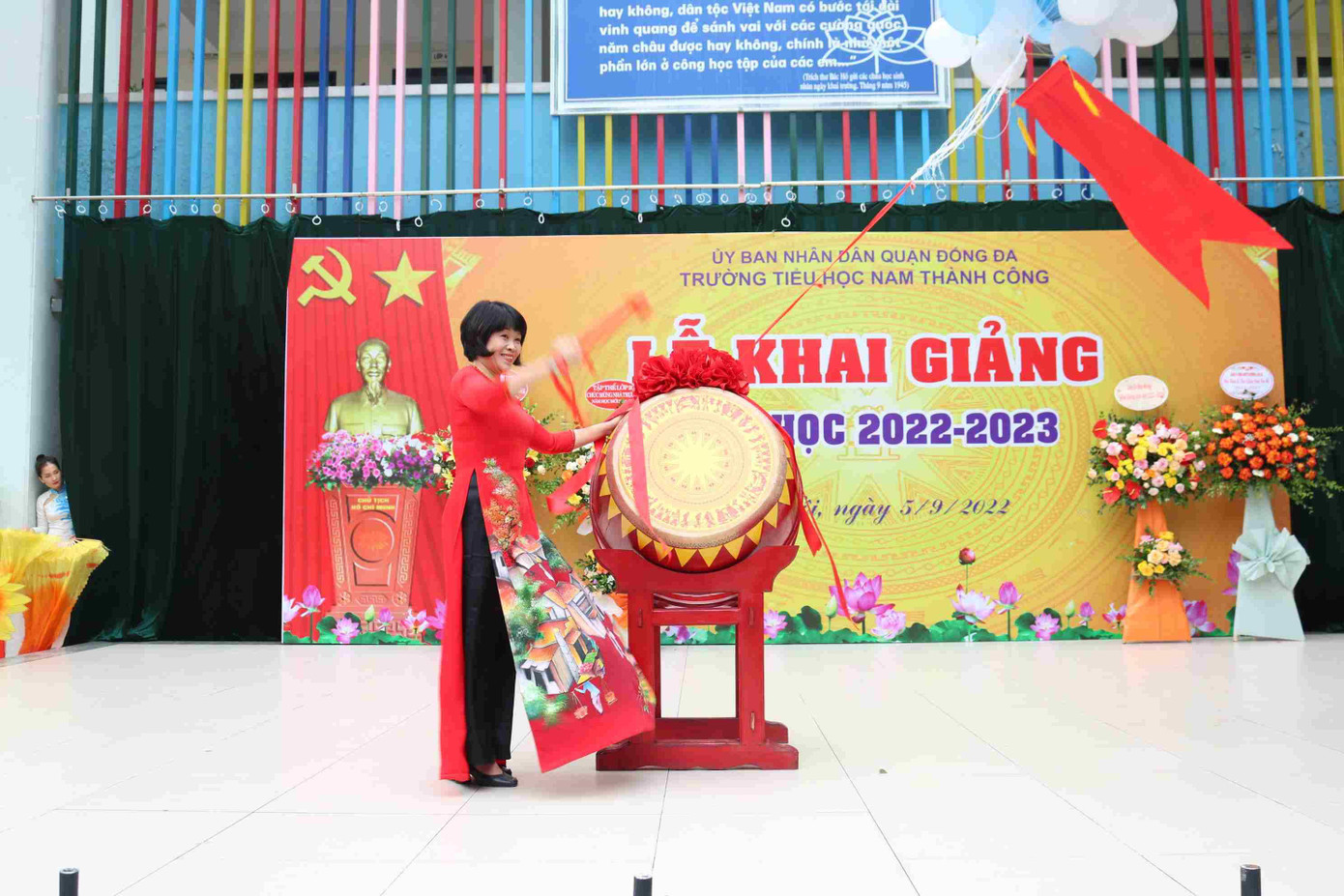 Cô Hiệu trưởng Phạm Thị Phúc đánh trống chào mừng năm học mới. Cô Hiệu trưởng Phạm Thị Phúc đánh trống chào mừng năm học mới.