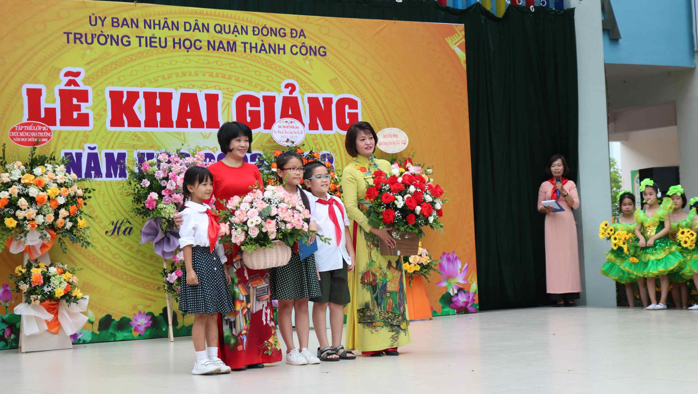 Đại diện học sinh tặng hoa tri ân thầy cô. Đại diện học sinh tặng hoa tri ân thầy cô.