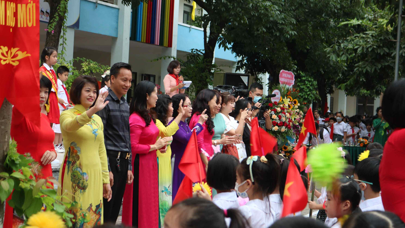 Các thầy cô trường Tiểu học Nam Thành Công đón các "em út" lớp 1. Các thầy cô trường Tiểu học Nam Thành Công đón các "em út" lớp 1.