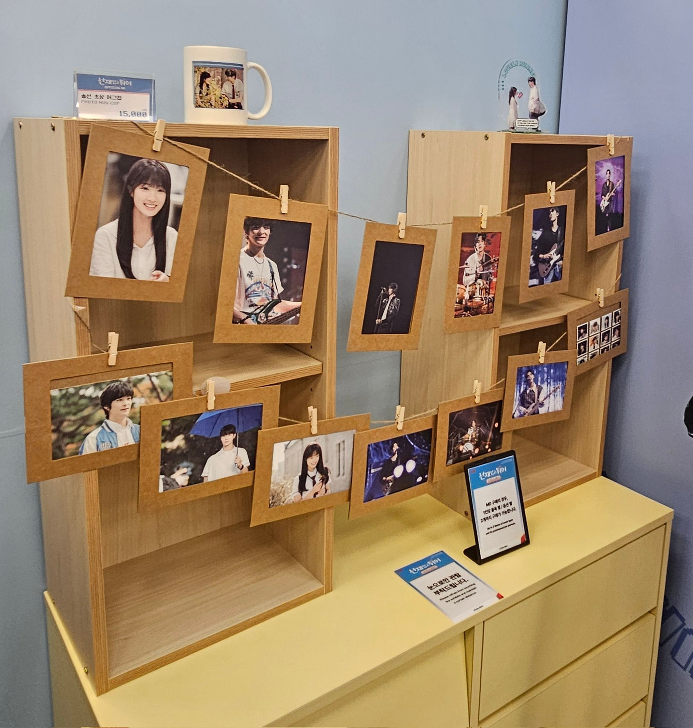 Ngoài ảnh, card bo góc của các nhân vật, điện thoại gắn móc treo đôi hay chiếc đồng hồ xuyên không cũng được trưng bày tại pop-up. Ngoài ảnh, card bo góc của các nhân vật, điện thoại gắn móc treo đôi hay chiếc đồng hồ xuyên không cũng được trưng bày tại pop-up.