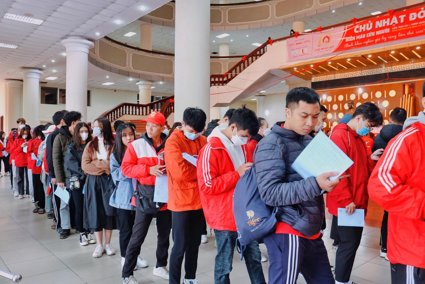 Sinh viên xếp hàng dài chờ làm thủ tục hiến máu.