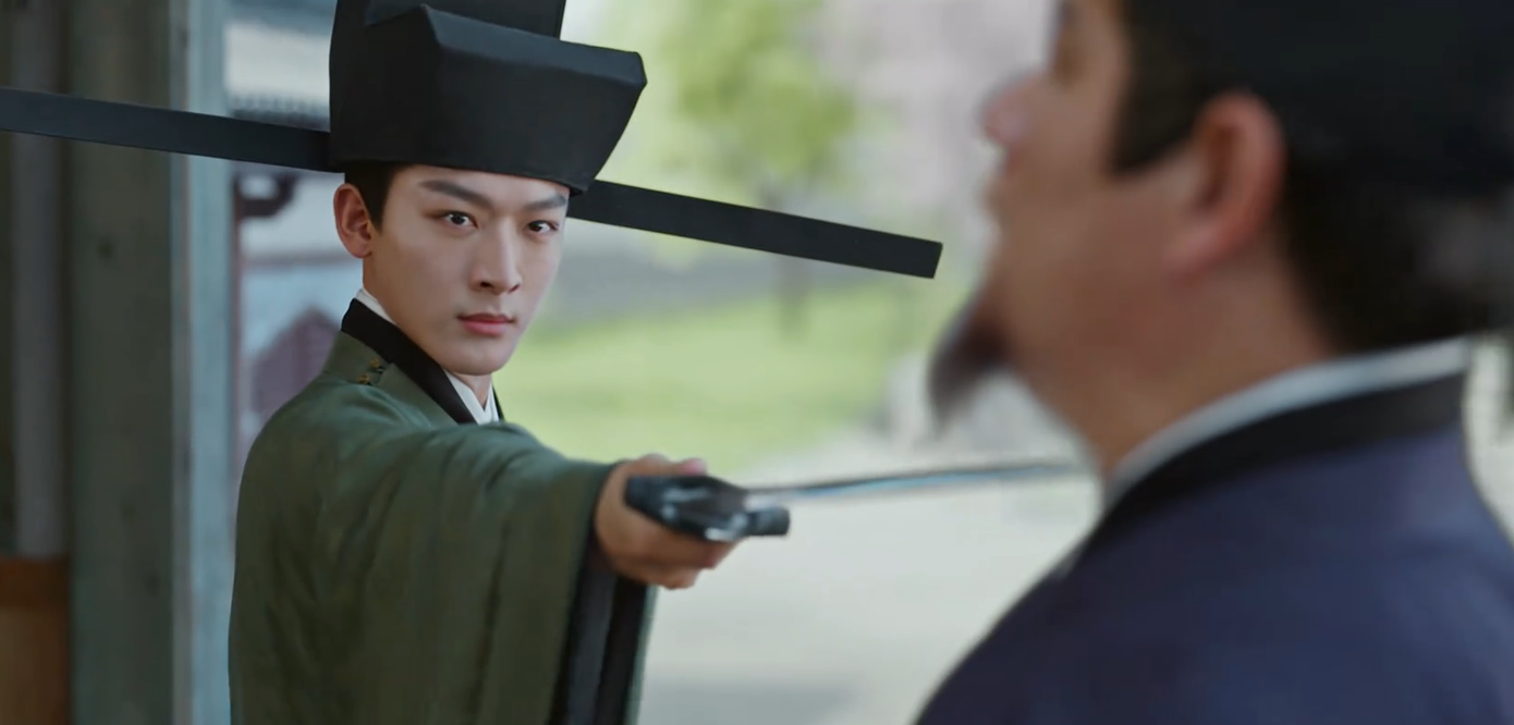 Tam lang cố ý để Uông Viễn giúp đỡ chuyện kinh doanh, để ông ta sử dụng hiệu buôn của chàng để buôn lậu, từ đó thu thập đầy đủ bằng chứng, hốt trọn một mẻ đồng đảng của ông. Tam lang cố ý để Uông Viễn giúp đỡ chuyện kinh doanh, để ông ta sử dụng hiệu buôn của chàng để buôn lậu, từ đó thu thập đầy đủ bằng chứng, hốt trọn một mẻ đồng đảng của ông.