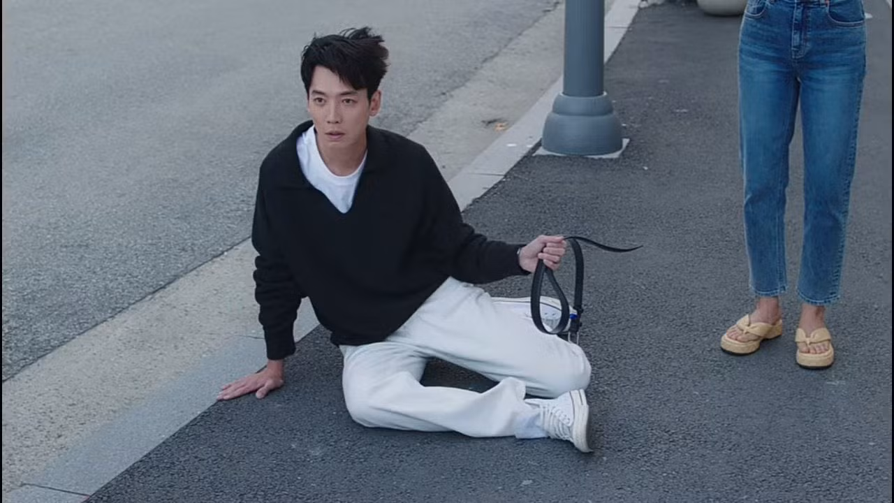 Và đây là dáng ngã thương hiệu của thầy giáo Choi. Và đây là dáng ngã thương hiệu của thầy giáo Choi.