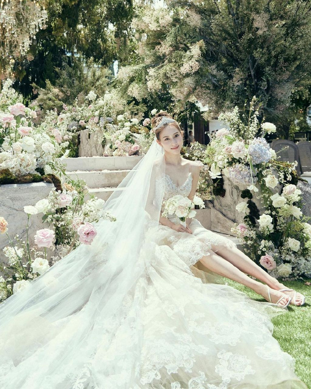 Vương miện của Hà Siêu Liên đội được làm từ bạch kim và kim cương 31,74 carat của thương hiệu Graff.