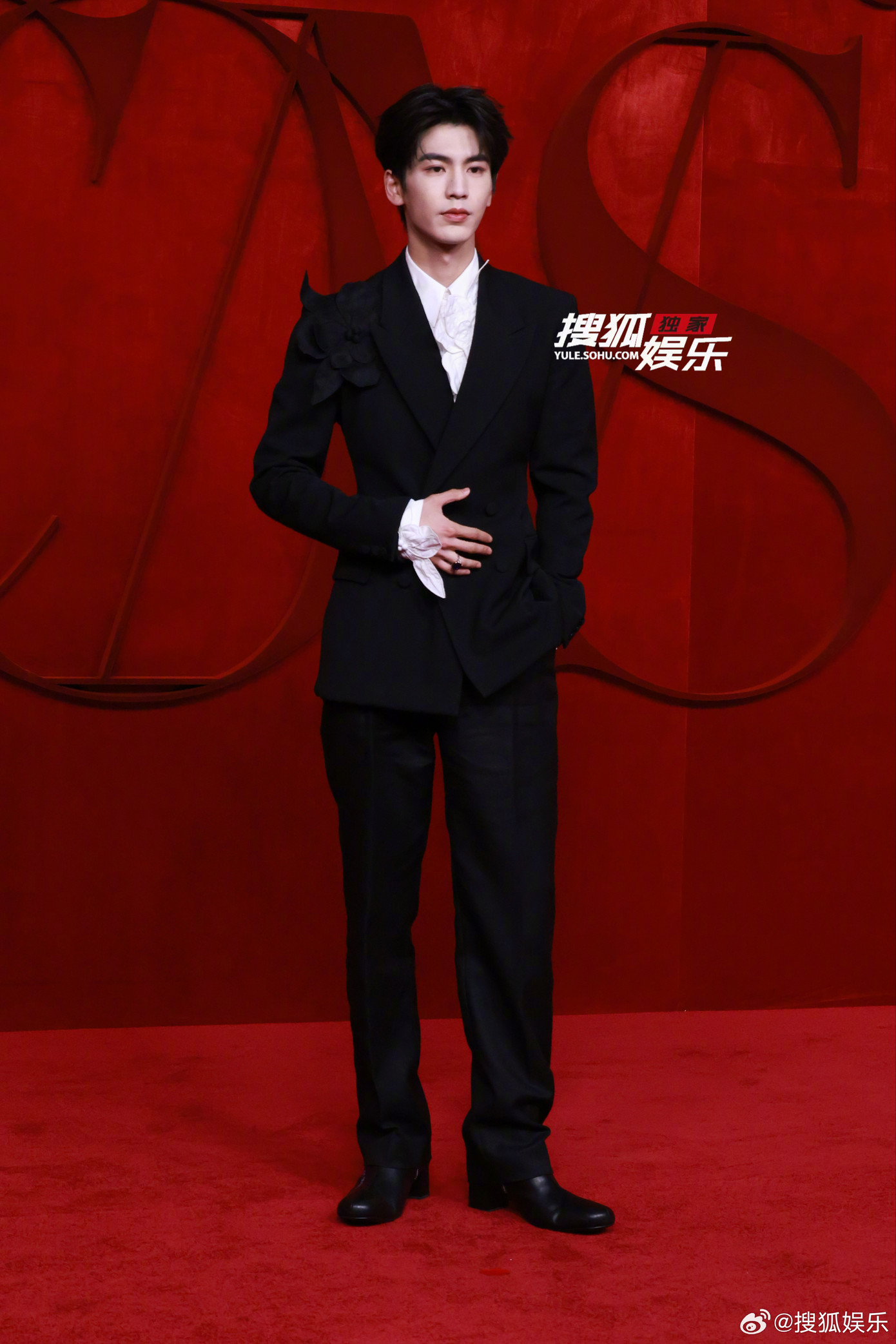 Lễ phục của Trương Lăng Hách đến từ thương hiệu Wooyoungmi, chiếc nhẫn đá xanh lấp lánh trên tay anh là của Chopard.