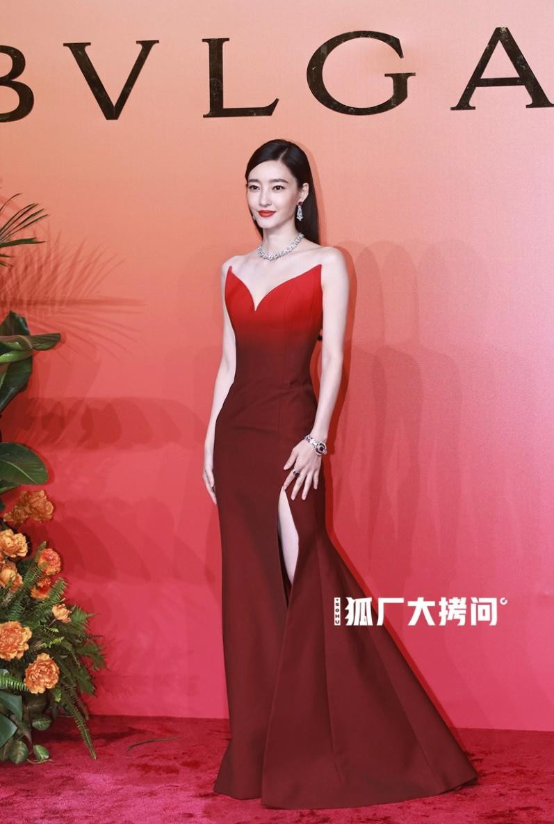 “Nữ thần mặt mộc” Vương Lệ Khôn lên đồ lộng lẫy tại sự kiện. “Nữ thần mặt mộc” Vương Lệ Khôn lên đồ lộng lẫy tại sự kiện.