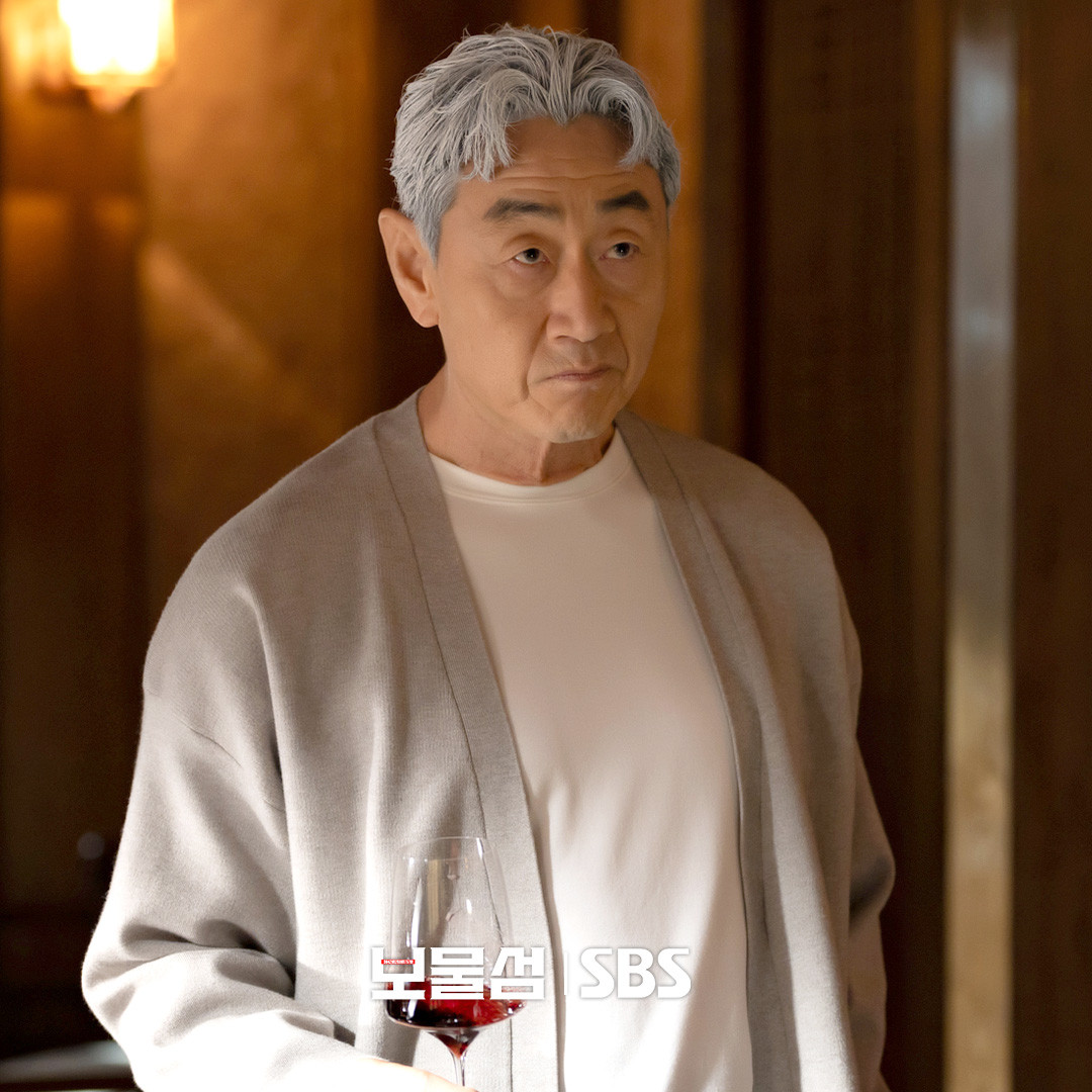 Yeom Jang Seon là một kẻ tham lam, mưu mô, tàn độc, giỏi thao túng, mặc định mình là người làm chủ cuộc chơi.