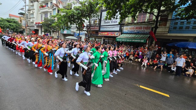 Sắc màu dân tộc bừng sáng trên các nẻo đường Điện Biên Phủ.