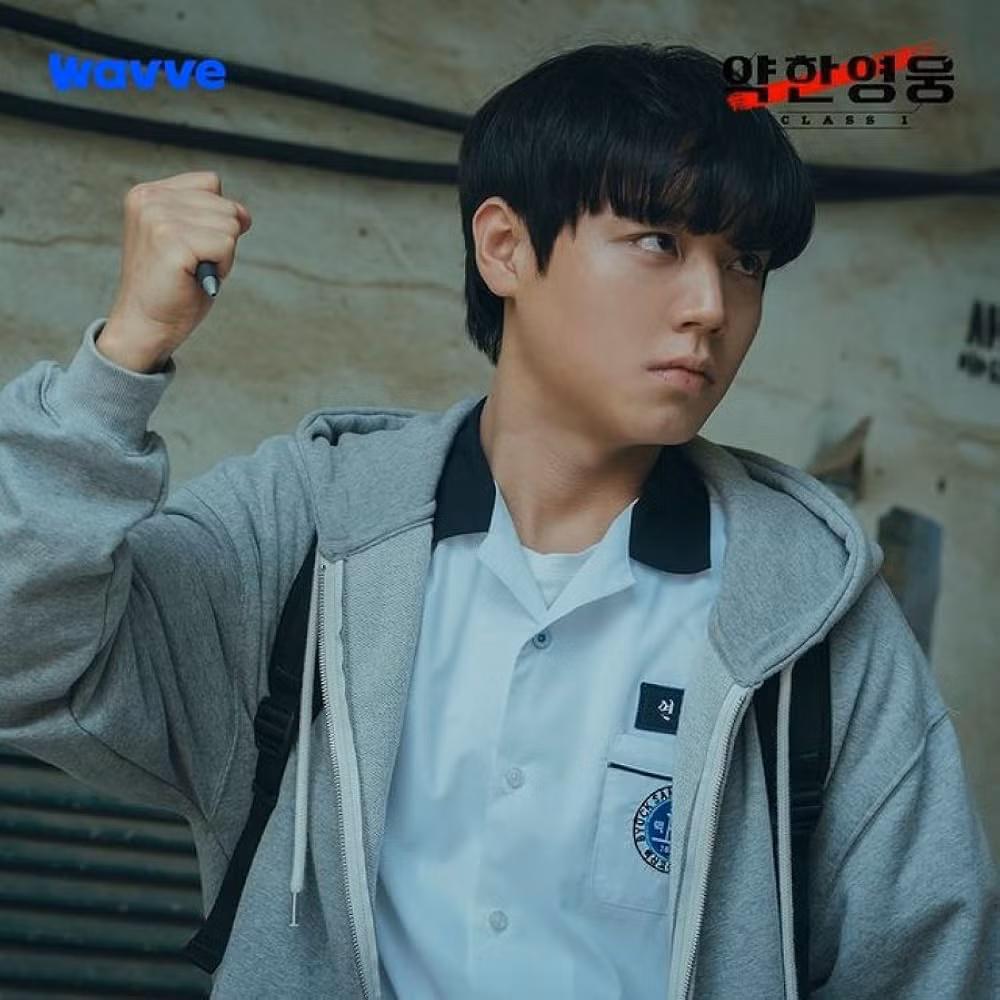 Áo của Si Eun mặc ở mùa 1 giống với áo Suho ở mùa 2.