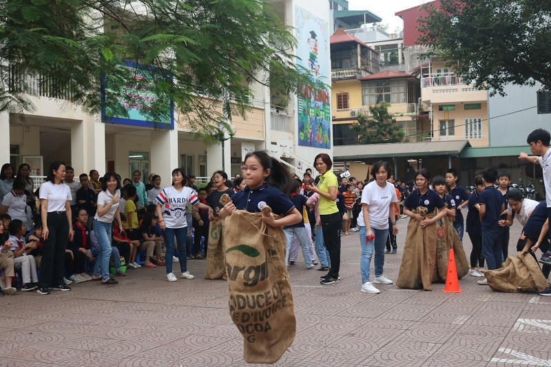 Khối lớp 4 nhảy bao bố. Khối lớp 4 nhảy bao bố.